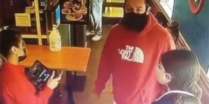 Сотрудница IHOP не узнала Адама Сэндлера, и эта история завирусилась в TikTok